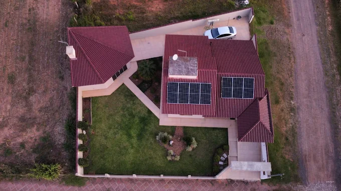 Vista aérea de residência com painéis solares